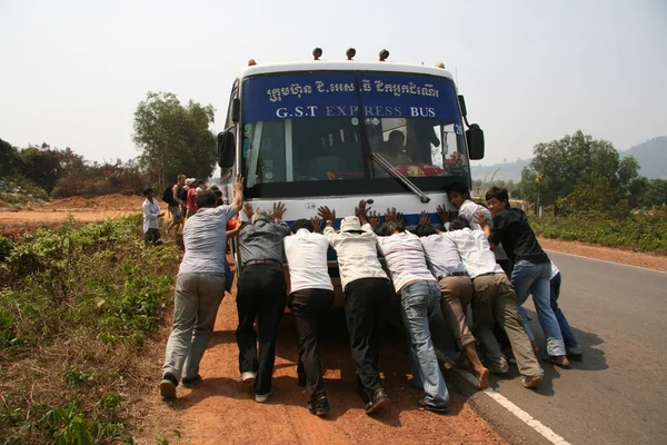 Empurrando o ônibus - Camboja — Fotografia de Stock