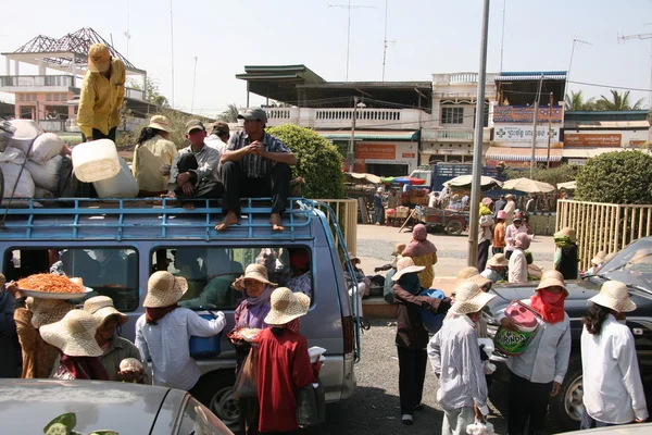 Πλανόδιους πωλητές στη στάση λεωφορείου - Καμπότζη — Φωτογραφία Αρχείου