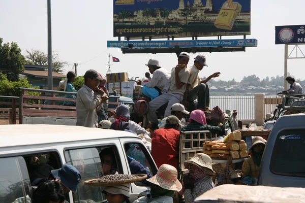 Utcai árusok buszmegállóban - Kambodzsa — Stock Fotó
