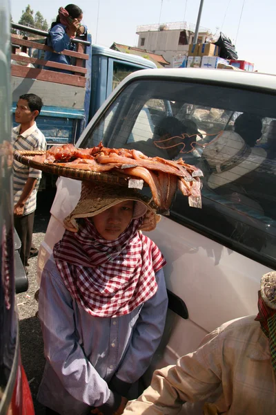 Pouliční prodejci na autobusové zastávce - Kambodža — Stock fotografie