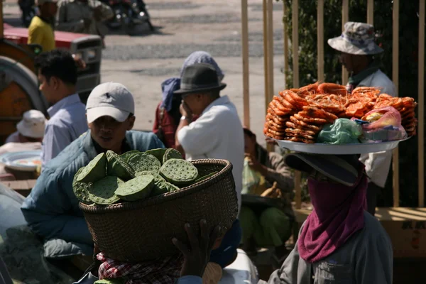 Straatverkopers bij bus halte - Cambodja — Stockfoto