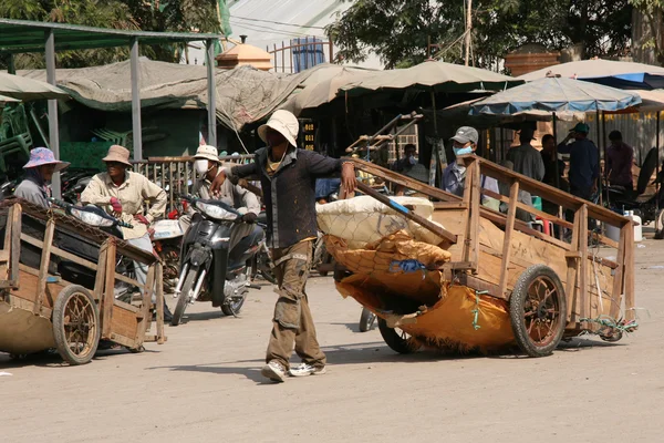 Тянуть деревянную корзину, Камбоджа — стоковое фото