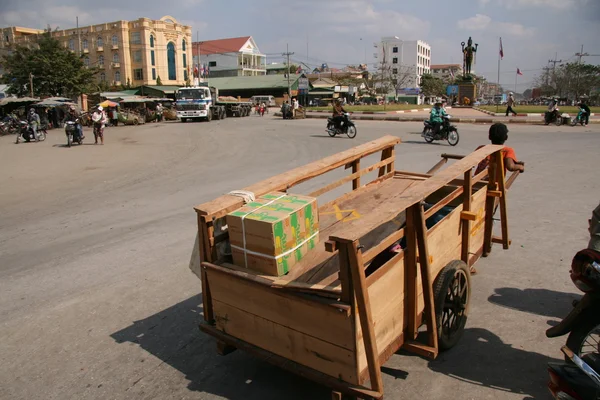 Τραβώντας ένα ξύλινο καλάθι, Καμπότζη — Φωτογραφία Αρχείου