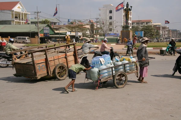 Puxando um carrinho de madeira, Camboja — Fotografia de Stock
