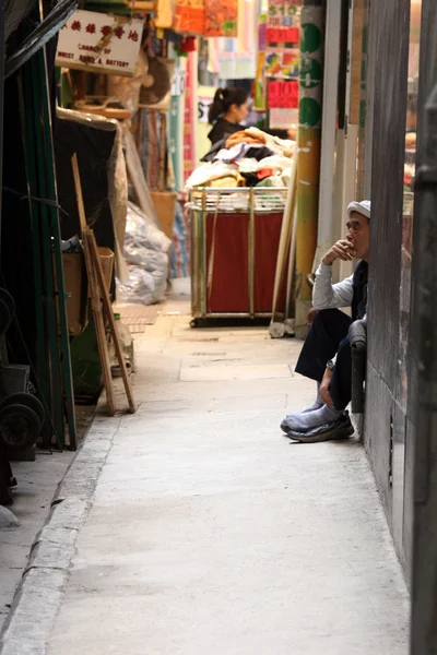 Человек в белом - Гонконг, Азия — стоковое фото