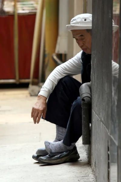 Człowiek w aleja - hong kong city, Azja — Zdjęcie stockowe