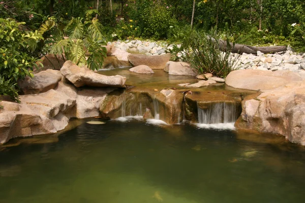 Vattenfall - botaniska trädgårdar, singapore — Stockfoto