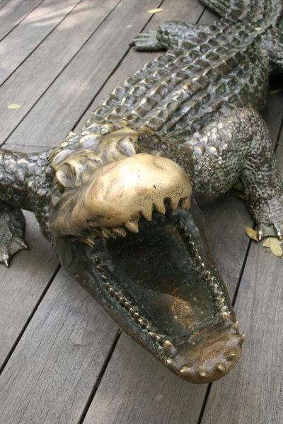 Krokodil staty - singapore zoo, singapore — Stockfoto