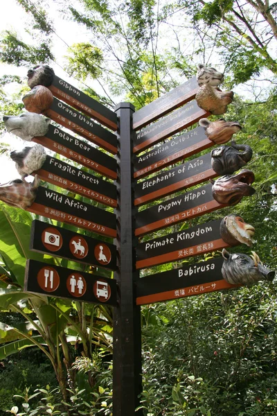Sign Post - Zoológico de Singapur, Singapur — Foto de Stock