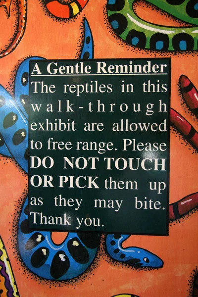 Signo de reptil - Zoológico de Singapur, Singapur — Foto de Stock