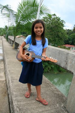 Genç girlplaying gitar, Filipinler