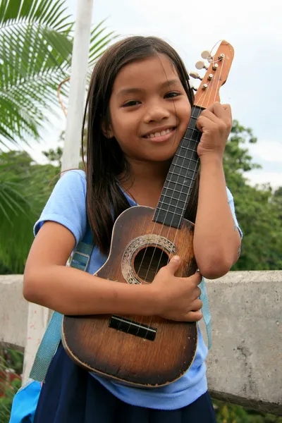 Jovem GirlPlay Guitarra, Filipinas — Fotografia de Stock