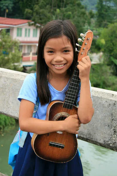 Unga girlplaying gitarr, Filippinerna — Stockfoto