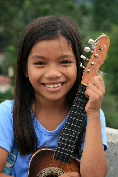 Unga girlplaying gitarr, Filippinerna — Stockfoto