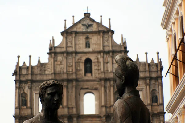Satue in Front of Ruins of St Paul 's Cathedral, Macau — стоковое фото