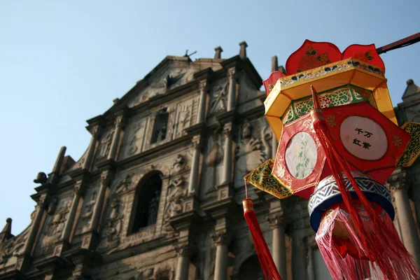 Chinesische Laterne - Uhren der St. Pauls Kathedrale, Macau — Stockfoto