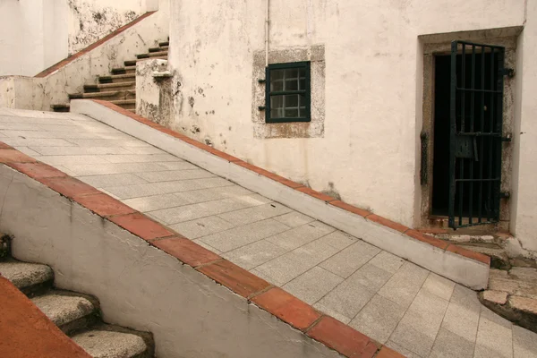 Lépéseket, és az ablak - Fortaleza de Guia, Macau — Stock Fotó