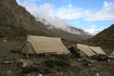 Manali Dağları 'ndan Leh, Hindistan' a geçmek.