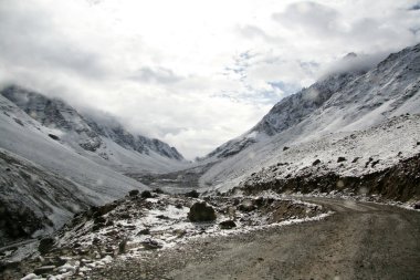 Manali Dağları 'ndan Leh, Hindistan' a geçmek.