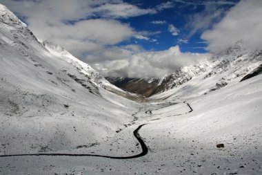 Manali Dağları 'ndan Leh, Hindistan' a geçmek.