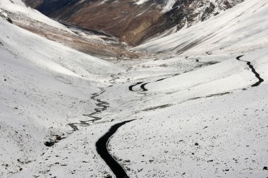 Manali Dağları 'ndan Leh, Hindistan' a geçmek.