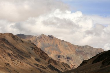 Manali Dağları 'ndan Leh, Hindistan' a geçmek.