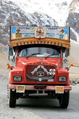 Manali Dağları 'ndan Leh, Hindistan' a geçmek.