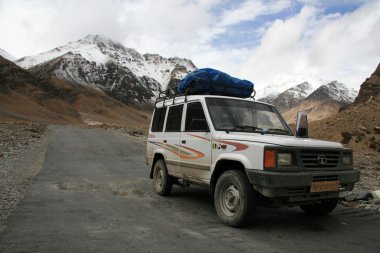 Manali Dağları 'ndan Leh, Hindistan' a geçmek.