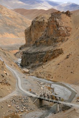 Manali Dağları 'ndan Leh, Hindistan' a geçmek.