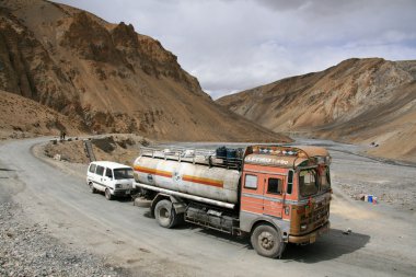 Manali Dağları 'ndan Leh, Hindistan' a geçmek.