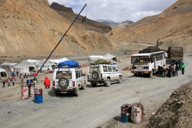 Manali Dağları 'ndan Leh, Hindistan' a geçmek.