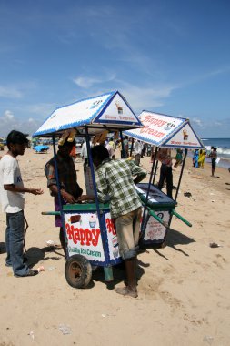 dondurma satıcısı - marina beach, chennai, Hindistan