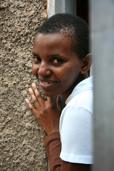 Místní žena doma v Ugandě, Afrika — Stock fotografie