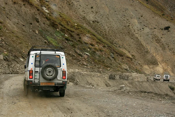 Het oversteken van de bergen Manali naar Leh, India — Stockfoto