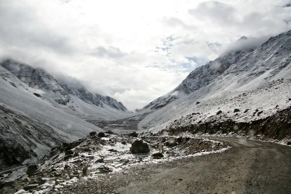 마날 리 산맥을 횡단하여 인도 레 로 — 스톡 사진