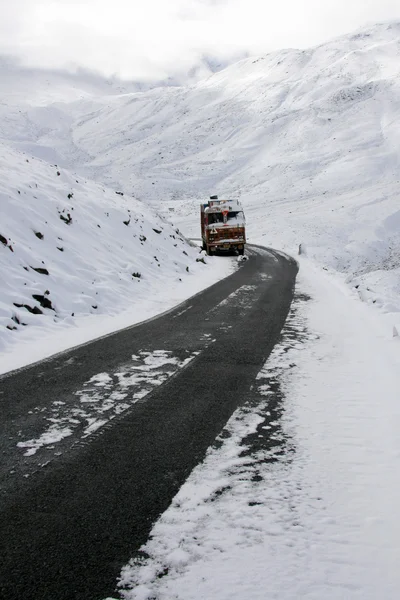 Manali Dağları 'ndan Leh, Hindistan' a geçmek.