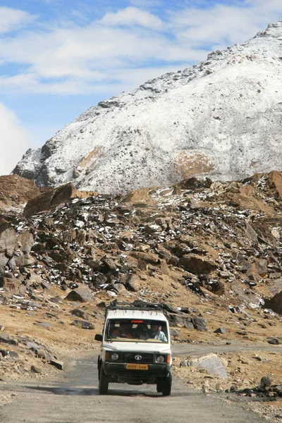 Перетинаючи гори Маналі до Леха (Індія) — стокове фото