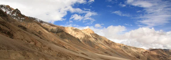 Пересекая горы Манали в Лех, Индия — стоковое фото