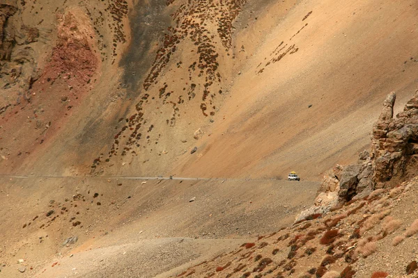 Het oversteken van de bergen Manali naar Leh, India — Stockfoto