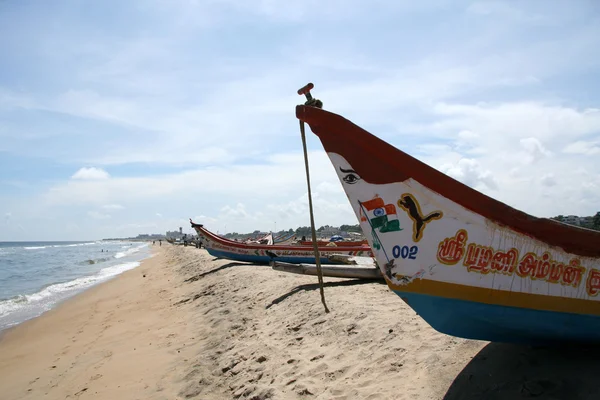 木制船-滨海沙滩、 钦奈、 印度 — 图库照片