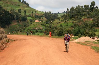 kisoro - uganda, Afrika üzerinden yol leading sarma