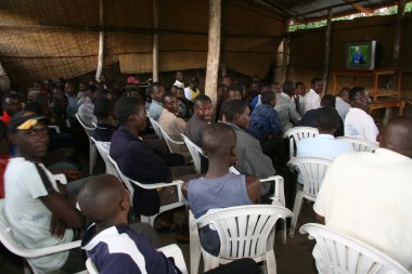 Uganda, Afrika Futbol izlerken kalabalık