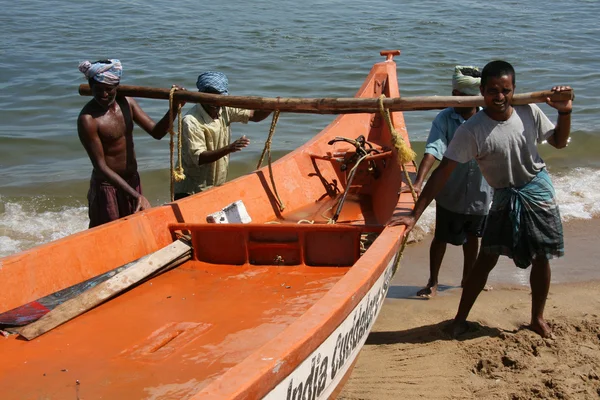 Barco de madera - Marina Beach, Chennai, India —  Fotos de Stock