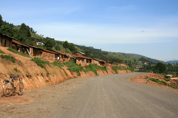 Camino sinuoso que conduce a través de Kisoro Uganda, África — Foto de Stock