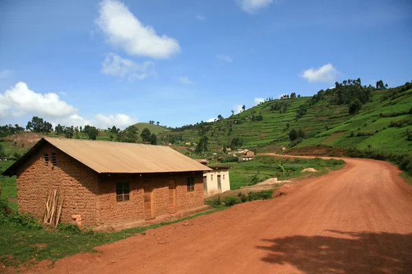Звивиста дорога веде через Kisoro - Уганда, Африка — стокове фото