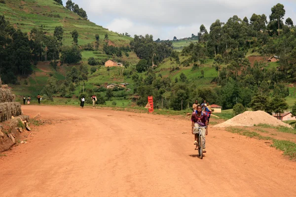 Уходящая дорога через Кисоро - Уганда, Африка — стоковое фото