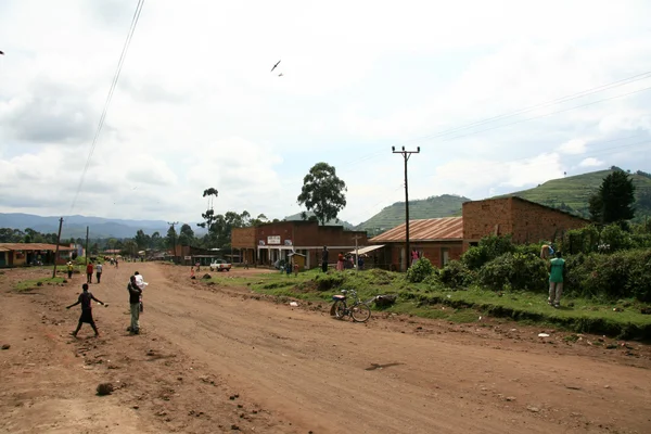 Уходящая дорога через Кисоро - Уганда, Африка — стоковое фото