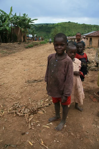 DR CONGO - NOV 2ND: Refugiados cruzan de la RD del Congo a Uganda en — Foto de Stock