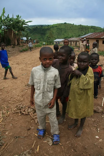 Κονγκό - 2η Νοεμβρίου: Πρόσφυγες σταυρό από το Κονγκό στην Ουγκάντα, στο — Φωτογραφία Αρχείου