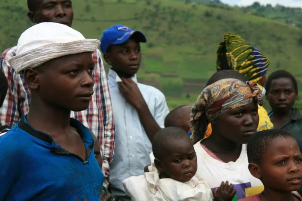 DR CONGO - NOV 2ND: Refugiados cruzan de la RD del Congo a Uganda en — Foto de Stock